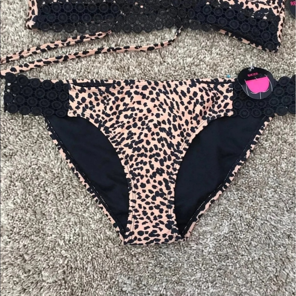 Bikini - Picture 2 of 7